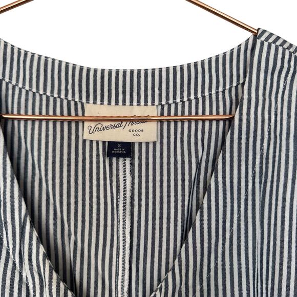 Universal thread gray striped v neck front tie top size large - Picture 2 of 6